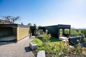 Bilde av huset og carporten