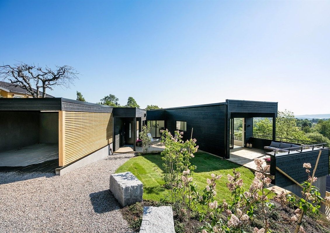 Bilde av huset og carporten