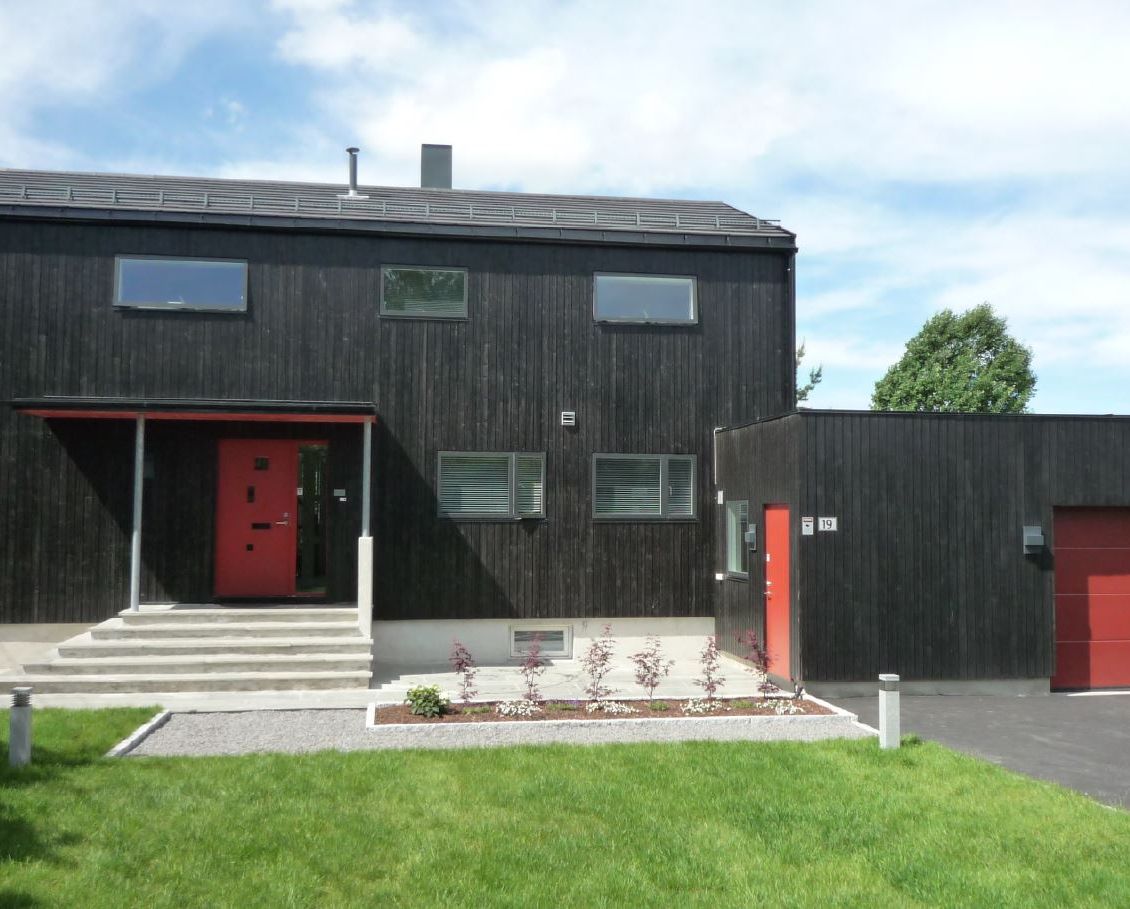 Bilde av husets inngangsparti og garasje.