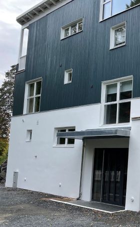 Bilde av inngangsparti med zink tekket tak