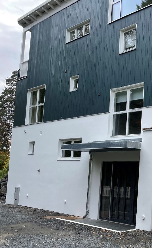 Bilde av inngangsparti med zink tekket tak