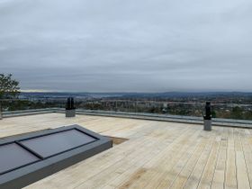 Bilde av takterrasse med glassrekkverk