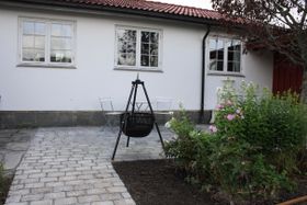 Brosteinen lager en fin ramme rundt blomsterbedet og overgangen til plenen