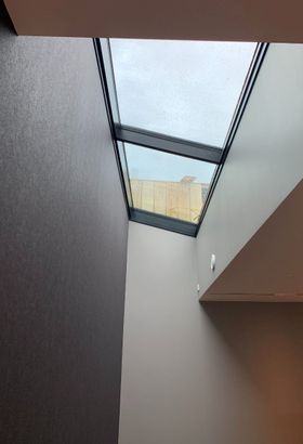 Bilde av takvinduer som slipper inn dagslyset