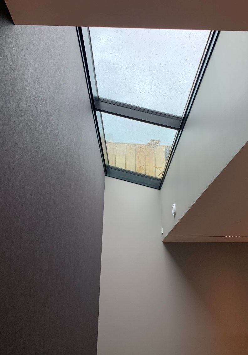 Bilde av takvinduer som slipper inn dagslyset