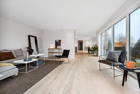 Bilde av oppholdsrom med lyst parkettgulv