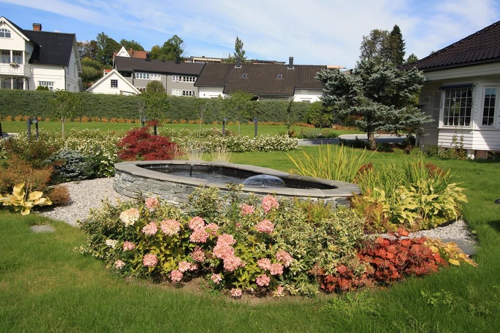 Hagedam med fontene og beplanting