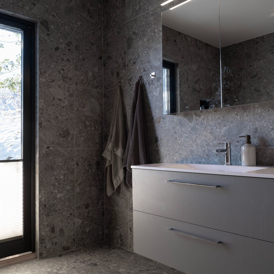Bilder av flislagt bad med innredning
