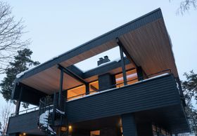 Bilde av husets veranda med åpning i det overbygde taket.