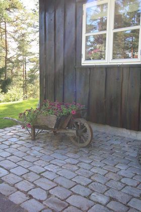 Brostein langs husveggen