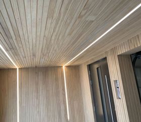 Bilde av tak og vegger i Accoya med innfelt led lysstripe