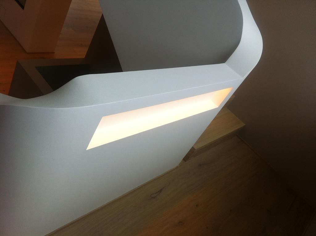 Bilde av trapp med innebygd LED lys i håndløperen