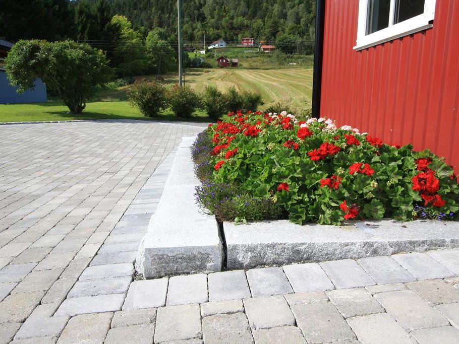 Uteplass med bålbanne