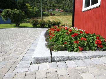 Uteplass med bålbanne