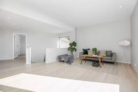 Bilde av stue med enstavs parkett og downlights i taket.