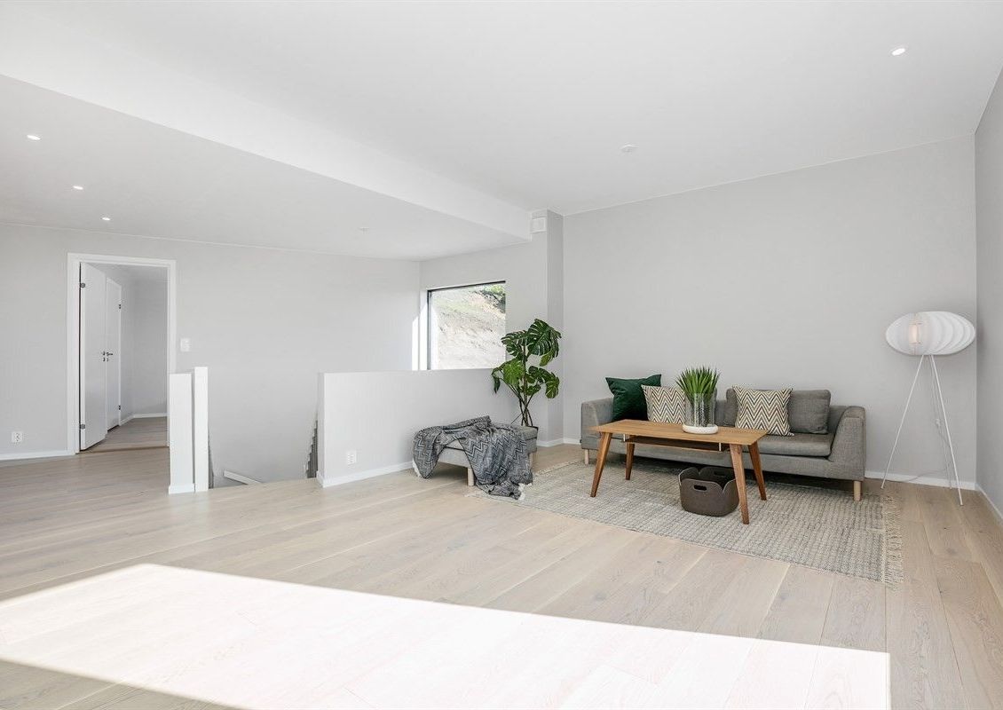 Bilde av stue med enstavs parkett og downlights i taket.