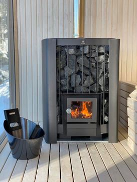 Bilde av svart badstue ovn fra Kastor. Materialer i osp.