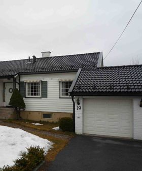 Bilde av en etasjes enebolig og garasje før oppstart