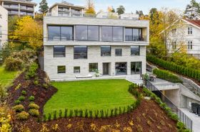 Bilde av boligen og hagen med beplantning