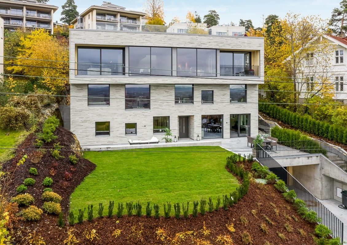 Bilde av boligen og hagen med beplantning