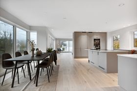 Bilde av spiseplass med nylagt parkett