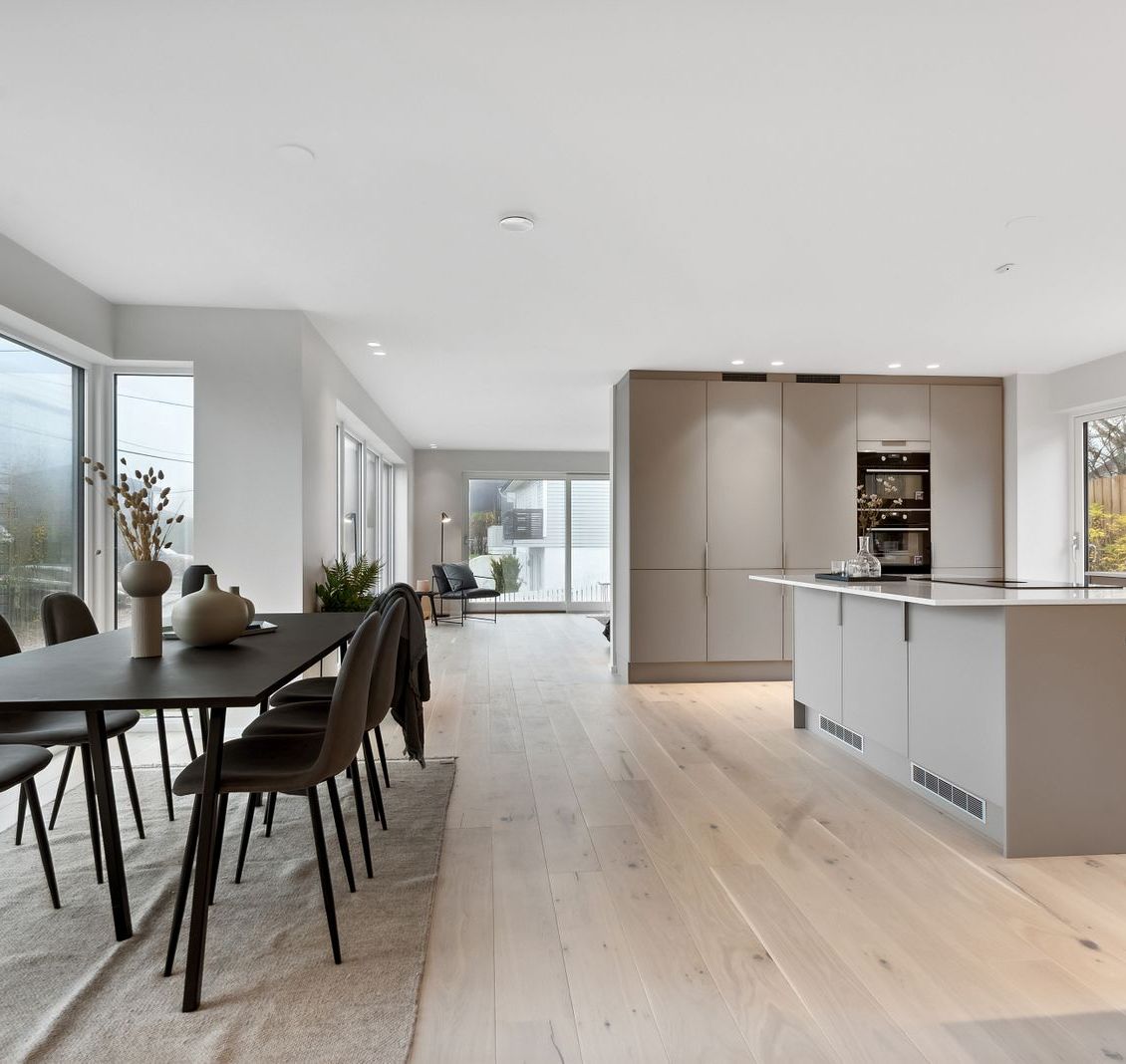 Bilde av spiseplass med nylagt parkett