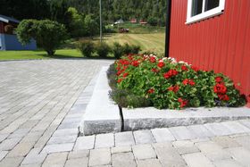 Gårdstun med brostein og kantstein