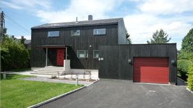 Bilde av husets inngangsparti og garasje.
