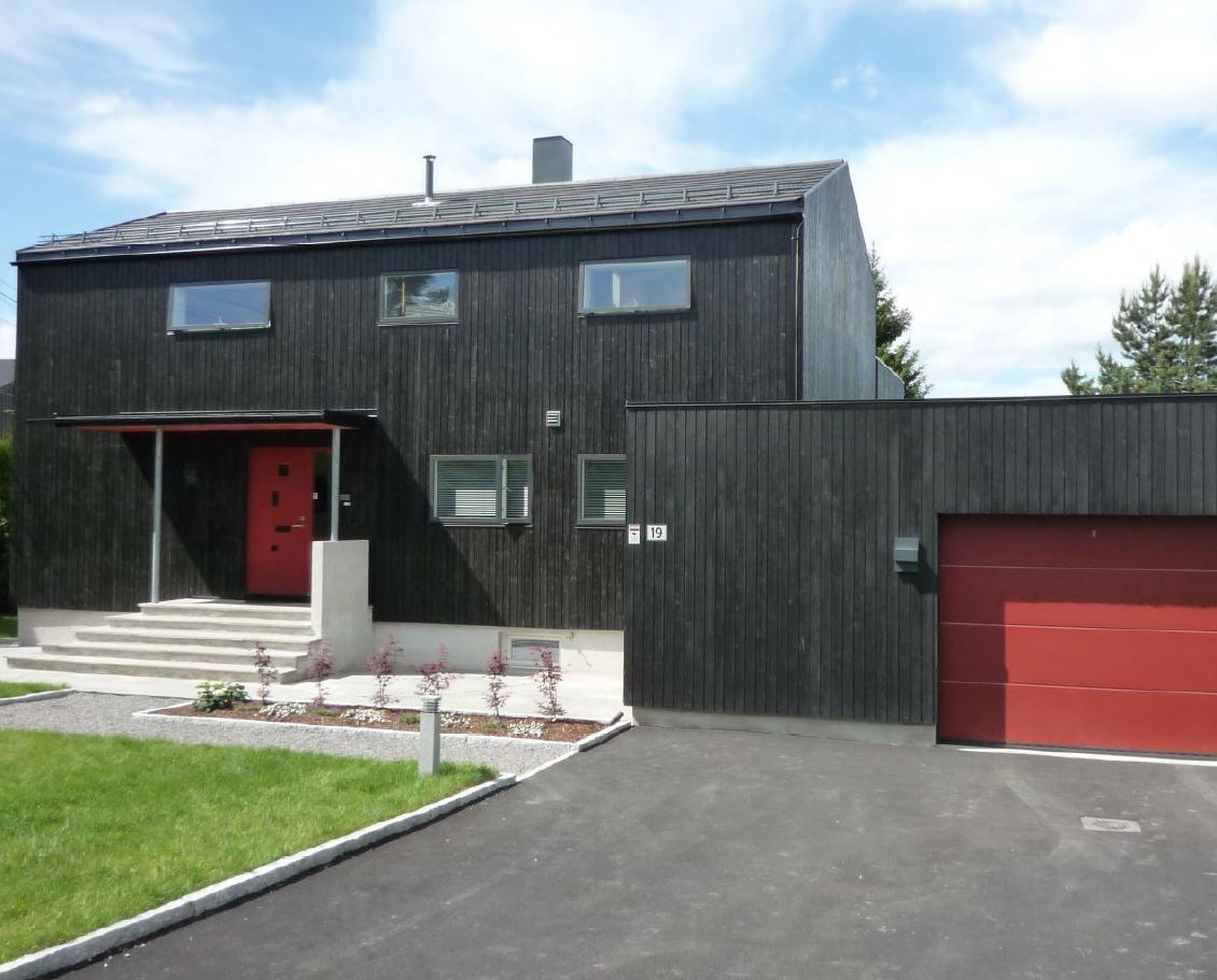 Bilde av husets inngangsparti og garasje.