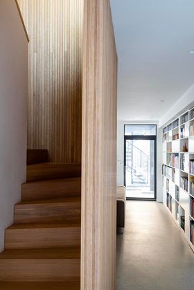 Eiketrapp og bibliotek