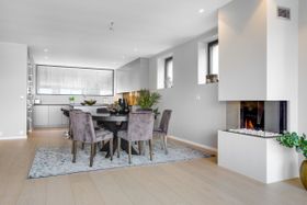 Bilde av kjøkken, spiseplass og peis